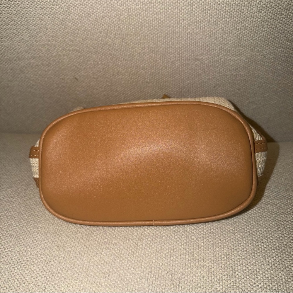 Elegant Tan and Cream Women's Woven Straw and Faux Leather Handbag/Shoulder Bag - Picture 6 of 7
